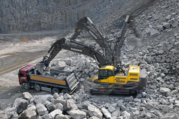 Экскаватор VOLVO EC480 c удлиненным рабочим оборудованием и гидромолотом